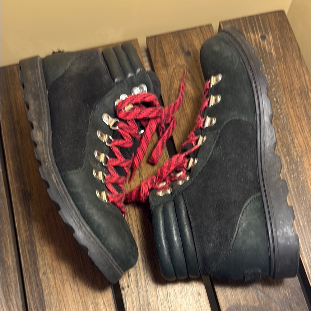 Sorel Ainsley Conquest Hiking Ankle Boots with Red Laces - Picture 3 of 7